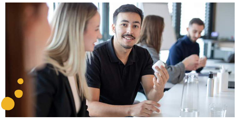 Junge macht Ausbildung bei Mann & Schröder und lächelt mit Kosmetikprodukt in der Hand